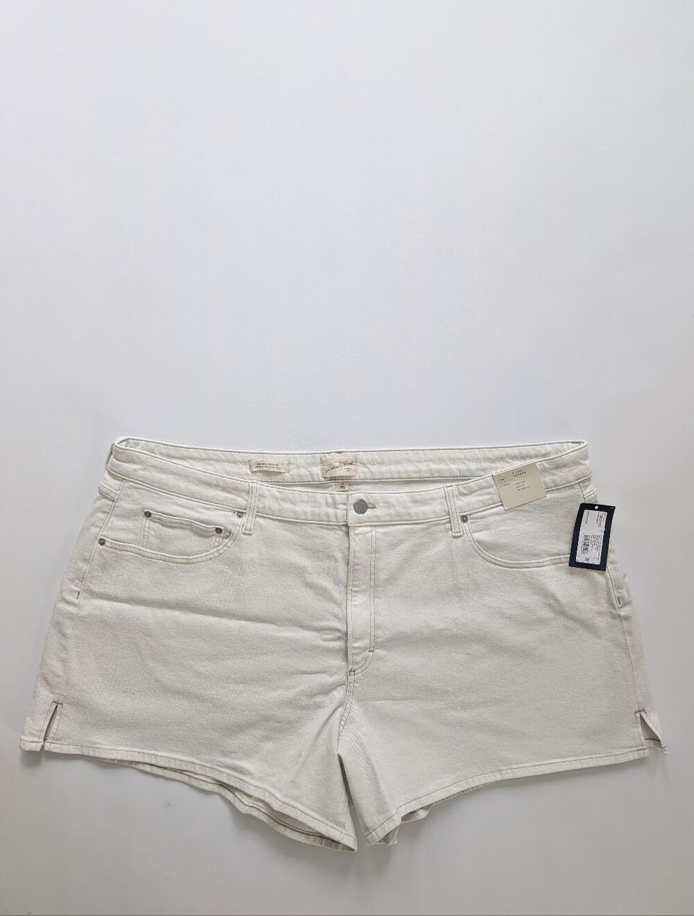 Universal Thread Cream Women's High Rise A-Line Denim Shorts Plus Size 28, 4x
